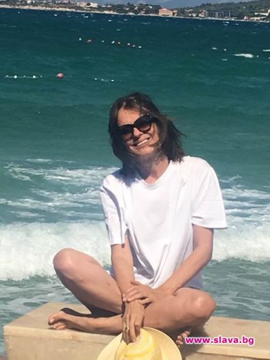 Надежда Михайлова заголи бедър