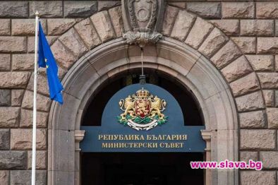 Раздават безплатно мляко, кашкавал и ябълки пред МС и МЗХГ