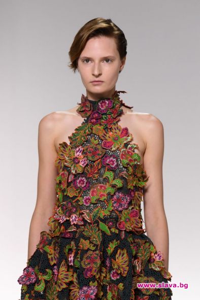 Givenchy заложи на флоралните мотиви и обемите в Париж