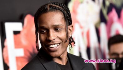 Рапърът A$AP налага мъжкия цветен маникюр
