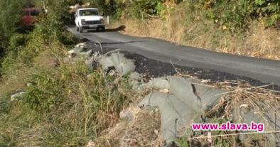 Смолян полага асфалт върху трева и чували с пясък