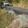 Смолян полага асфалт върху трева и чували с пясък
