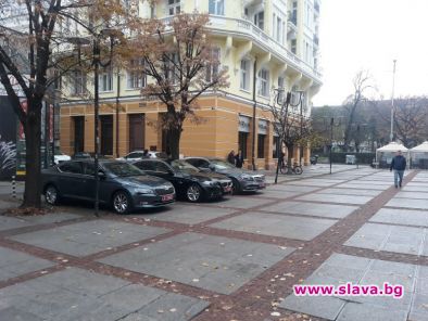   Нагло паркират в Градската градина