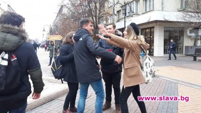 Ученици подаряват топли прегръдки