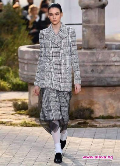 Бел Хинова отново дефилира за Chanel