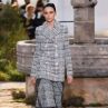 Бел Хинова отново дефилира за Chanel