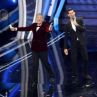 Джоко пя и игра тенис на сцената в Сан Ремо