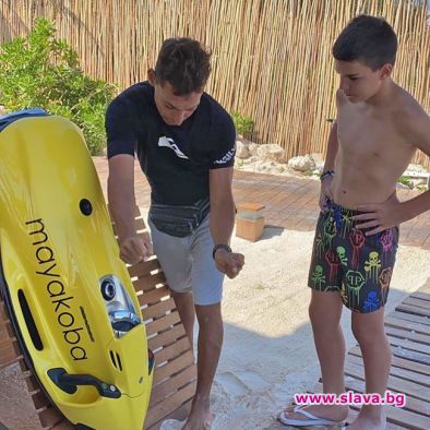 Божинов-джуниър на сърф в Мексико