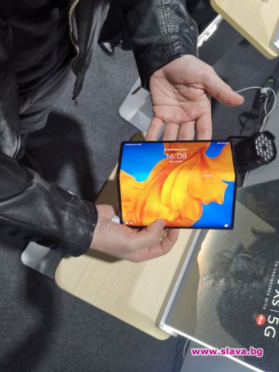Huawei с нов сгъваем телефон