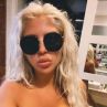 Андреа се пусна гола
