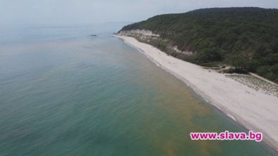 Водата край плажа Паша дере пожълтя