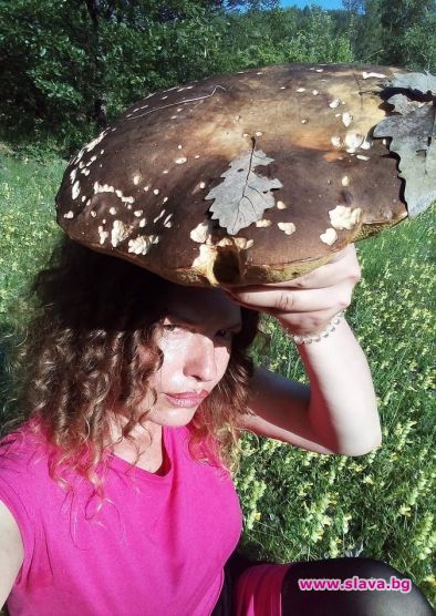  Александра Василева се скри под гигантска гъба