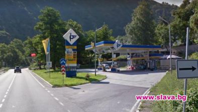 Жена с найлонова торба на главата обра бензиностанция