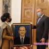 Посланичка подари рисуван от нея портрет на президента