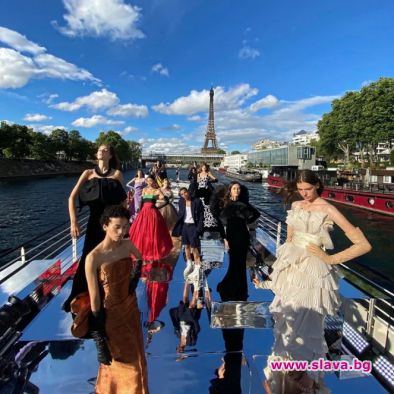 Balmain с моден круиз по река Сена