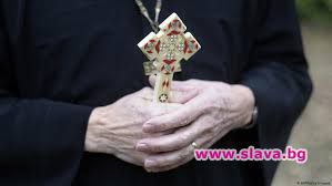 Изследване: половината от българите обвързват морала с вярата в Бог