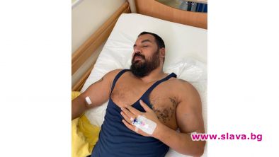 След ушите Азис помпа бицепс с пластична хирургия