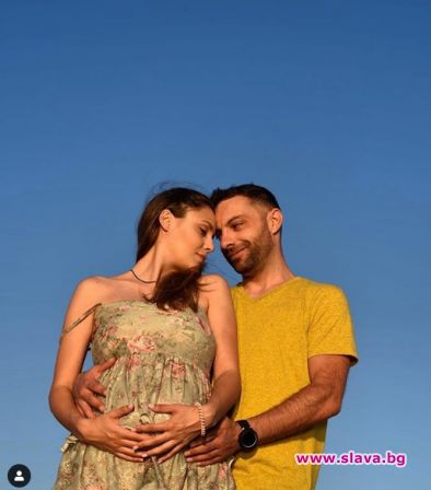 Евелин Костова показа бременното си коремче