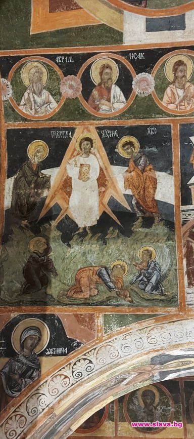 Христос в космически кораб лети над лековит извор