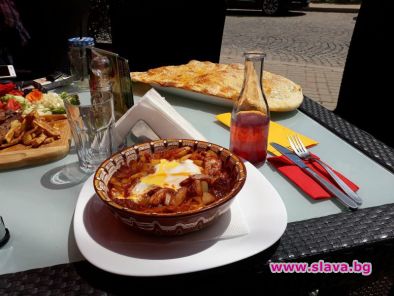 До столицата на киселото мляко Трън и заради ждрелото на Ерма, мандръсаната питка и други специалите