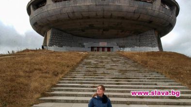 Хиляди аплодират видеа на канадска влогърка от България
