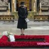 Кралицата се появи за първи път с маска
