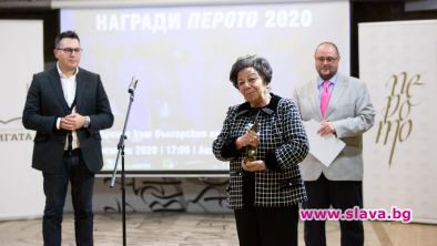 Божана Апостолова грабна Перото за цялостен принос