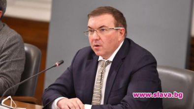 Всеки от вас ще стане и лекар, и мед.сестра: Здравният министър
