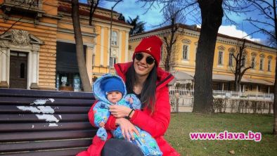 Луиза Григорова кърми в парка