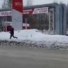 Мечка преследва мъж по улици на замръзнал град от Западен Сибир (Видео)