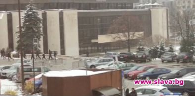 Рап и юмруци в двубой с политически заряд насред София (ВИДЕО)