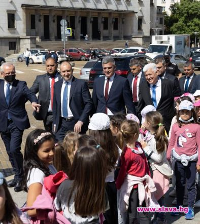 Президентът, премиерът и шефът на протокола отново пеша по жълтите павета