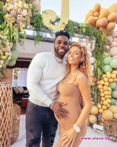 Певецът Джейсън Деруло стана татко