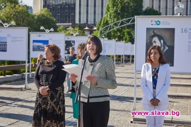 Откриха уникална изложба на Моста на влюбените