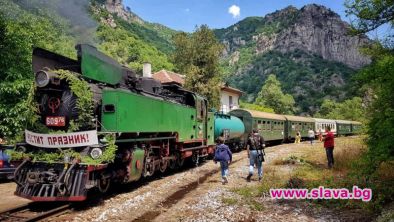 Пуснаха билетите за пътуване с парен локомотив по теснолинейката
