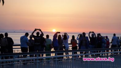 Хиляди хора посрещнаха заедно първите лъчи на юли в Бургас 