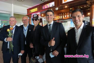 Кевин Бейкън кацна в София