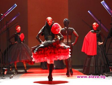 Балет Арабеск играят спектакъл в парка