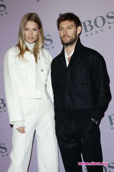 Ангелът на Victoria's Secret Тони Гарн направи актьора Алекс Петифър баща за първи път 