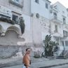 Лудият репортер гол в града с женска чанта