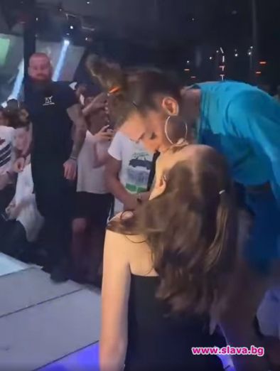 Лесбо сцени между чалга певица и непознато момиче