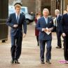 Принц Чарлз и синът му Уилям на премиерата на новия филм за Джеймс Бонд