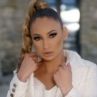 Младата певица Тина атакува по време на криза с "Нещо чуждо" (видео)