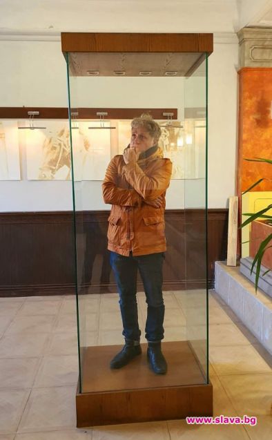 Къци се снима като експонат