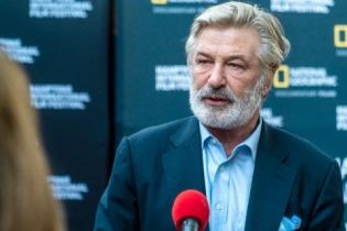 Алек Болдуин уби с реквизитен пистолет операторката и рани режисьора при снимки Алек Болдуин уби с реквизитен пистолет операторката и рани режисьора при снимки
