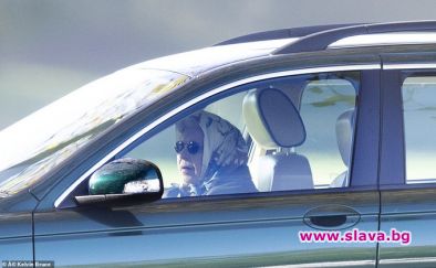 Кралицата бе заснета да шофира в имението си