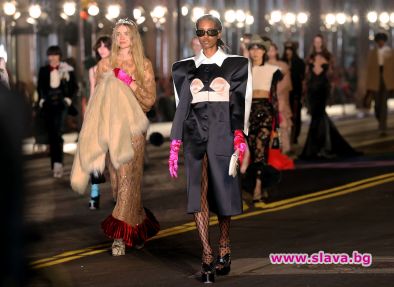 Гучи с ревю на холивудската Алея на славата