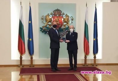 Румен Радев удостои с Почетния знак на президента Хосе Карерас