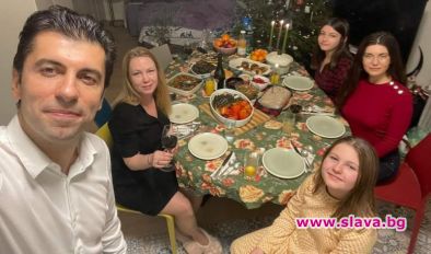 И премиерът си отсне трапезата за Бъдни вечер