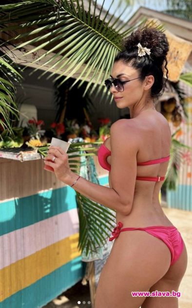 Биляна Йотовска пръсна сексапил в Африка